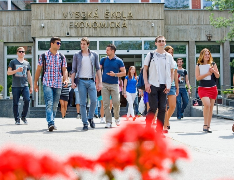 Otevíráme brány novým studentům – Podávání přihlášek na FPH /3.12. – 30.4./