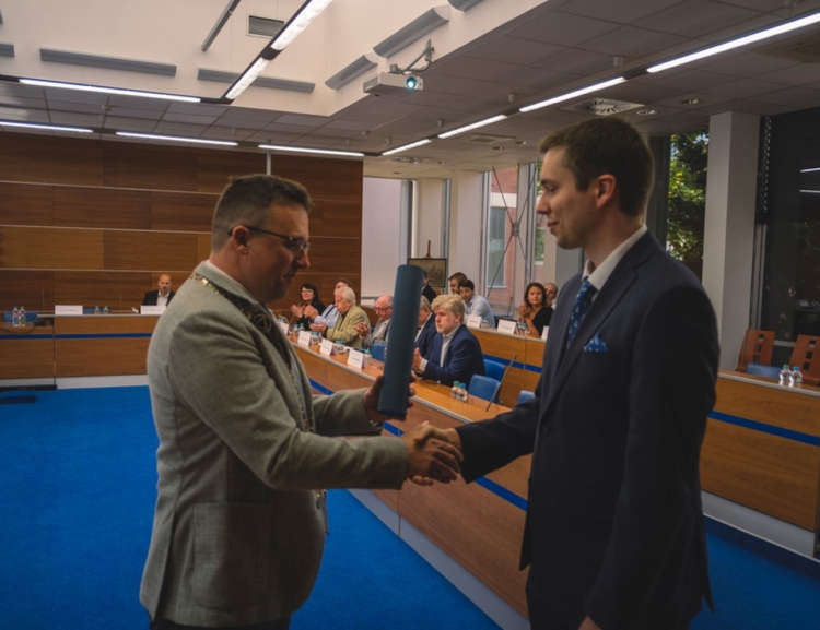 Nový docent Štěpán Bahník převzal jmenovací dekret