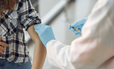 Akademičtí pracovníci VŠE se mohou registrovat k očkování proti covid-19 od pondělí 3. 5. 2021